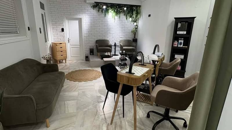 Το King's Hair and Nails Salon: το τραπέζι νυχιών και ο καναπές
