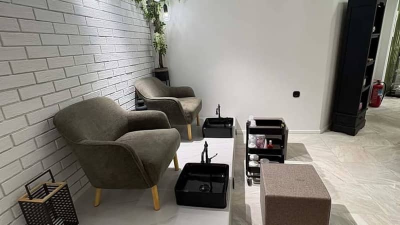 Το King's Hair and Nails Salon: οι λαδί πολυθρόνες στο λευκό τούβλο