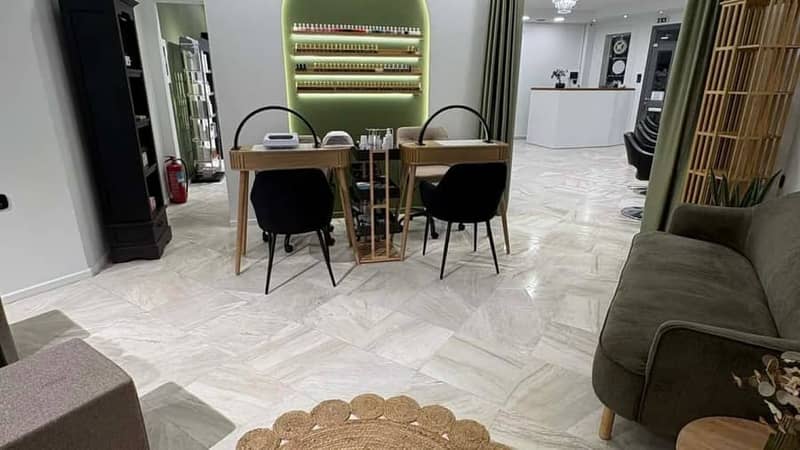 Το King's Hair and Nails Salon: η θέση νυχιών και ο λαδί τοίχος