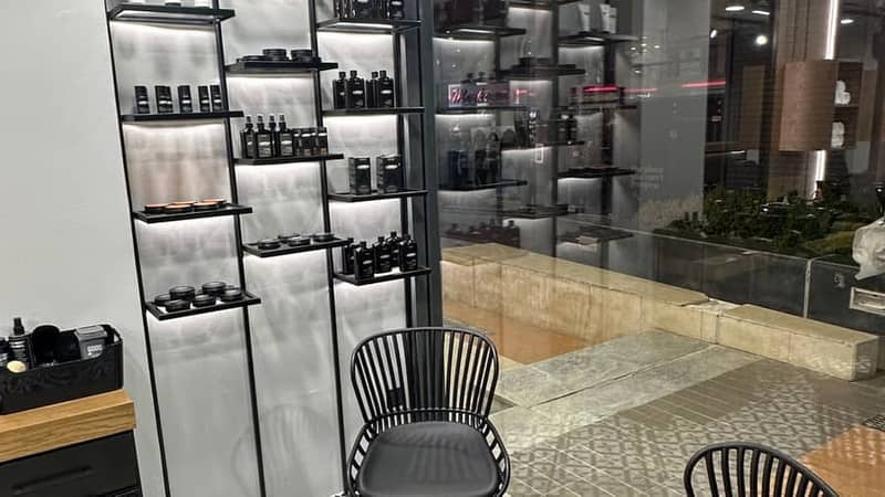 Το King's Θέρμη: τα ράφια με τα προϊόντα προς τη βιτρίνα